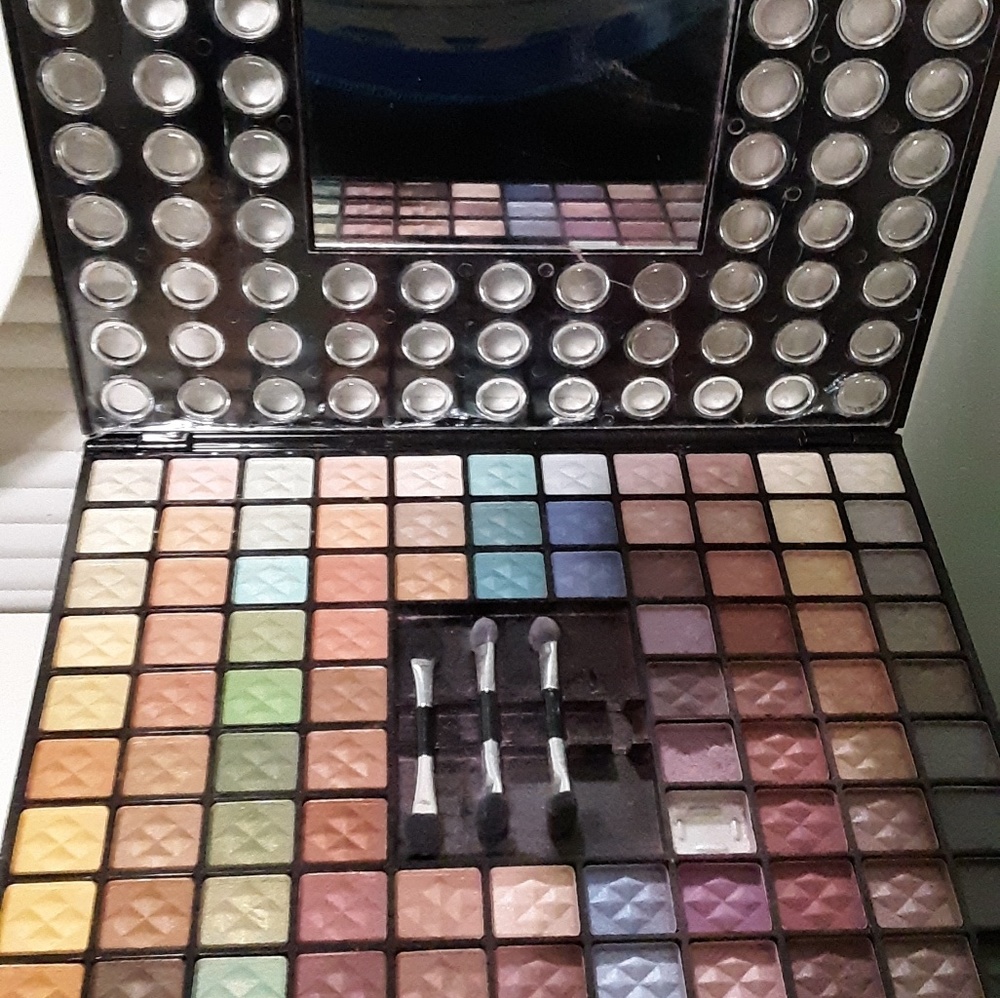 BEAUTY GEMS ASSORTED EYESHADOW PALETTE